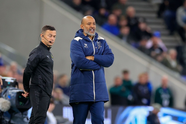 寻求他们的, 感到不满的